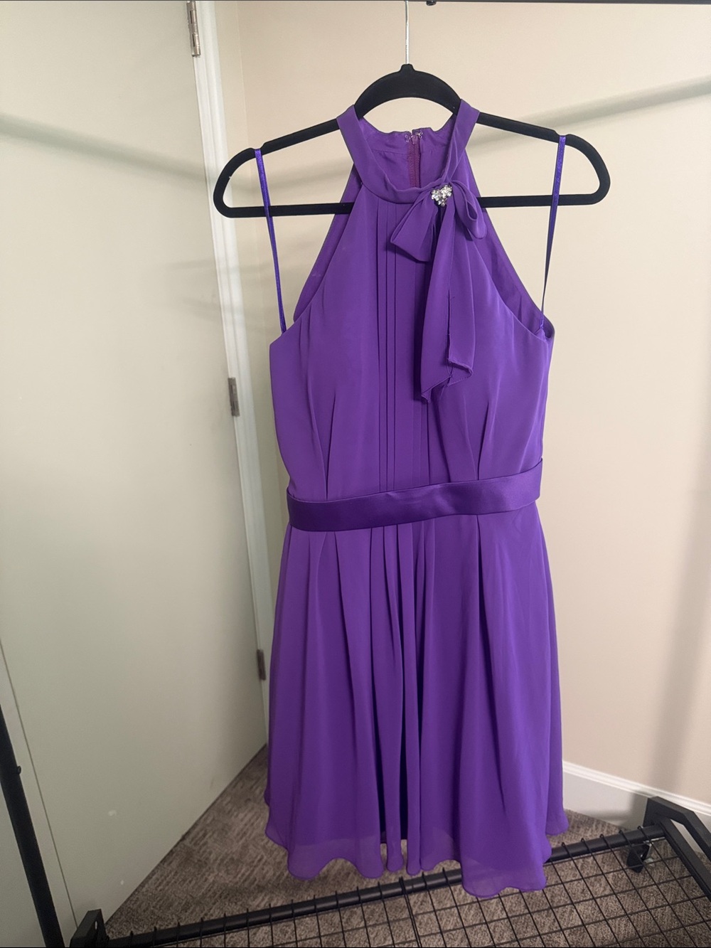 Sleeveless Purple Halter Midi Dress with Satin Waist and Brooch